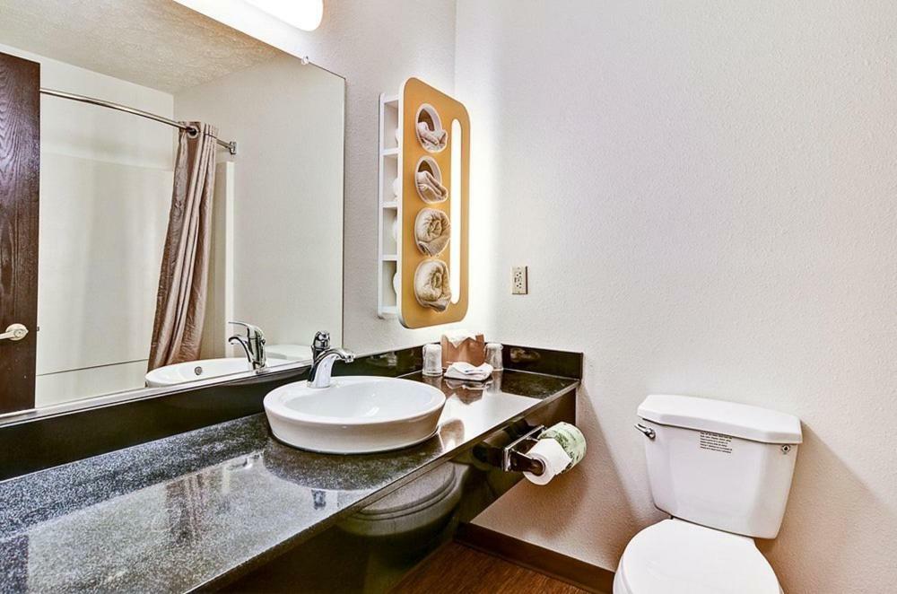 Moon Township Economy Inn Pittsburgh Airport מראה חיצוני תמונה