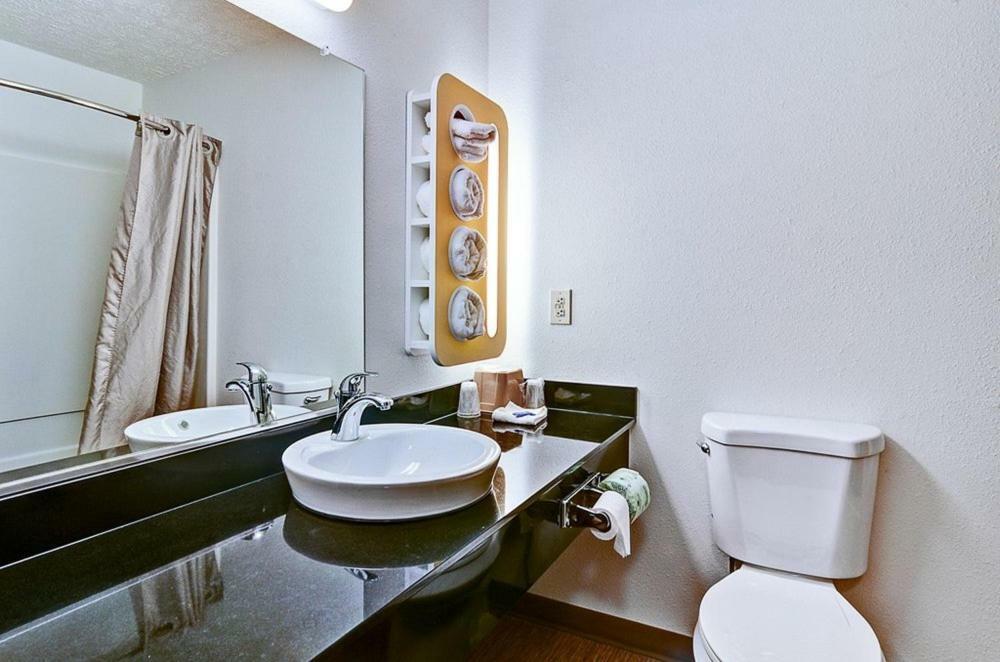 Moon Township Economy Inn Pittsburgh Airport מראה חיצוני תמונה